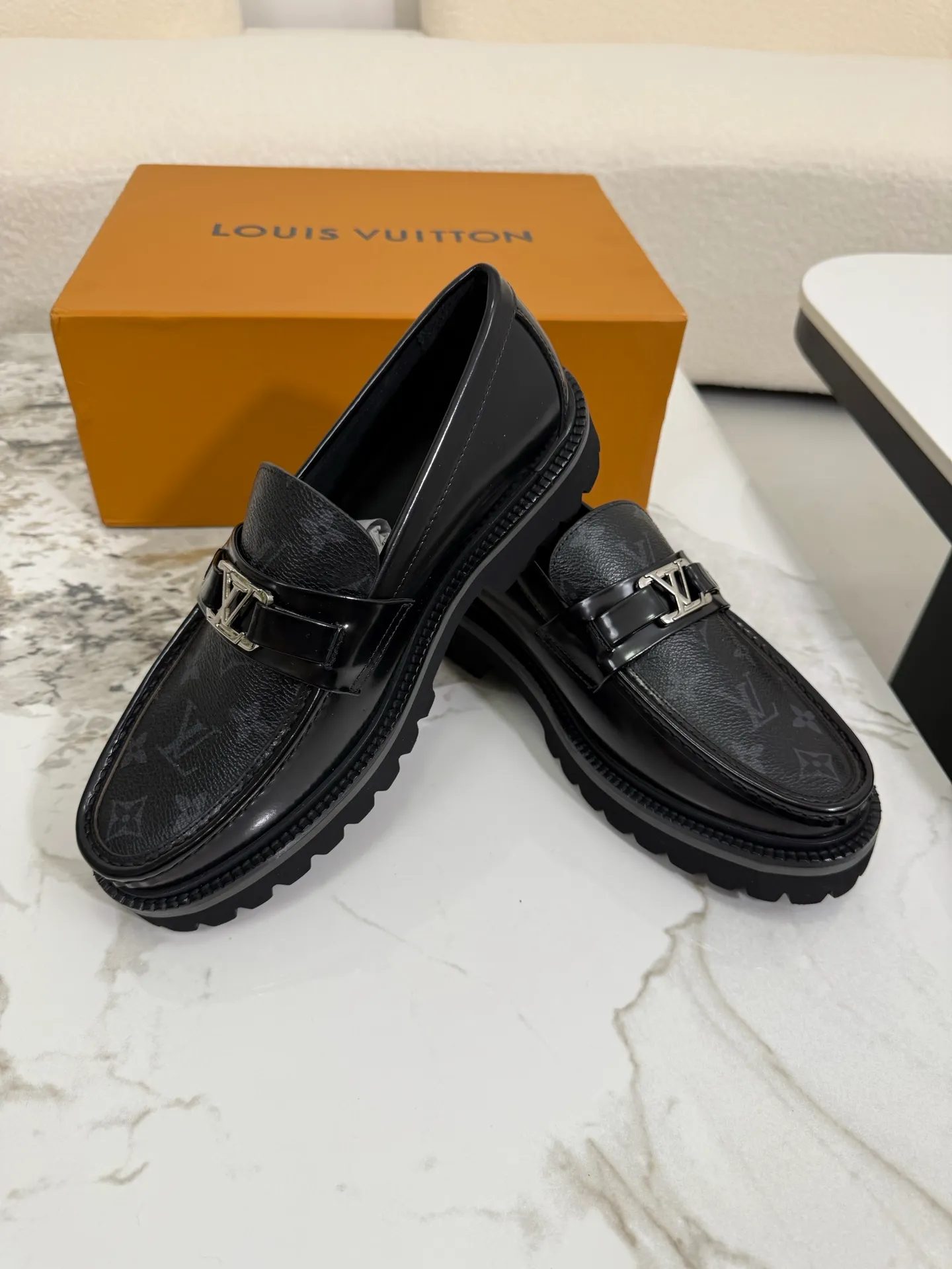 [L Family] Top P: 800💰 ▪️Size: 39-44 (38.45 custom-made) The top male god leather shoes Lv series are sold at the same time with original factory configuration, original cowhide fabric imported from Italy, soft and comfortable, imported water-dyed cow lining, soles: original ultra-light French foam outsole super comfortable, original factory with single goods 🔍🔍high quality, can be entered and exited at will, welcome to compare and synchronize.